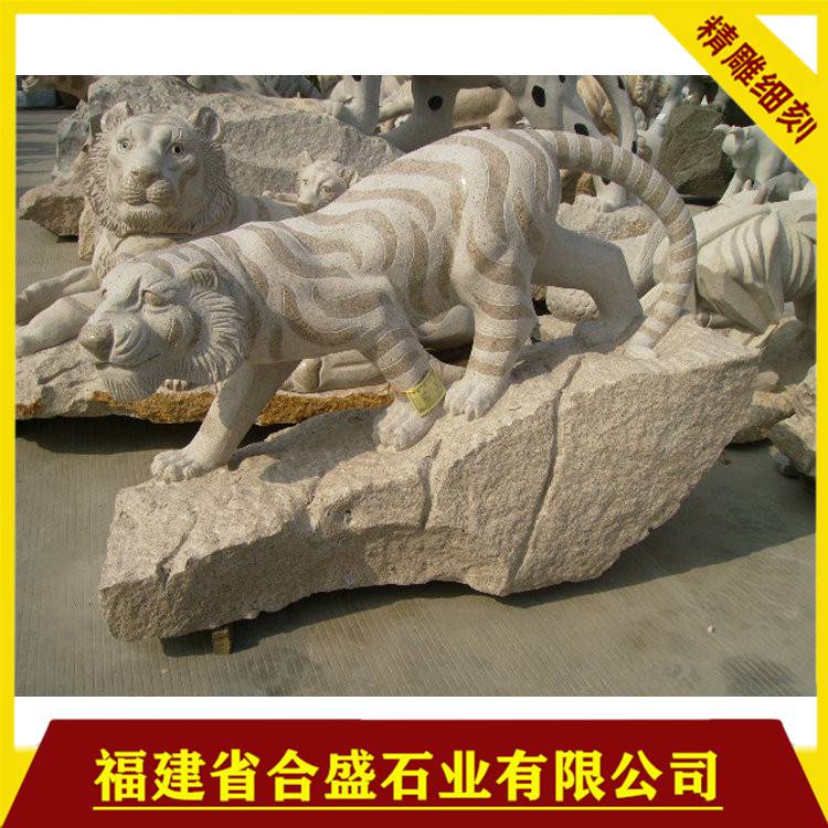 长隆动物园一狮子忧郁淋雨走红：一动不动在雨中犹如雕像(图1)